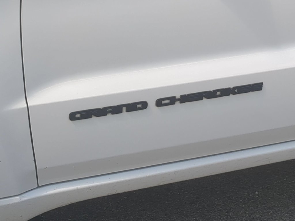 Used 2018 Jeep Grand Cherokee Altitude AWD/4WD image 10