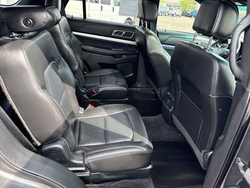 Used 2017 Ford Explorer XLT w/ Equipment Group 202A AWD/4WD image 13