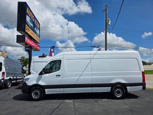 Used 2021 Mercedes-Benz Sprinter 2500 image 4