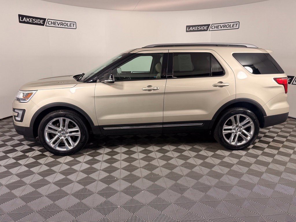 Used 2017 Ford Explorer XLT w/ Equipment Group 202A AWD/4WD image 3