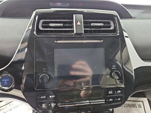 Used 2019 Toyota Prius XLE w/ Premium Convenience Package image 18