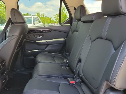 Used 2025 Honda Pilot Touring image 14