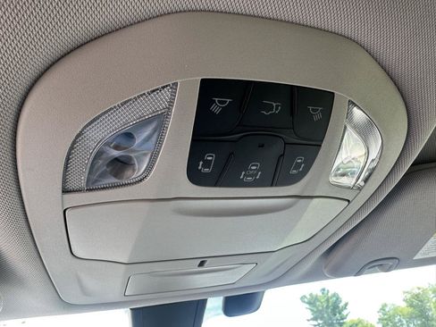 Used 2018 Chrysler Pacifica Touring Plus w/ Tire & Wheel Group FWD image 28