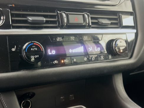 Used 2025 Nissan Pathfinder SV FWD image 23