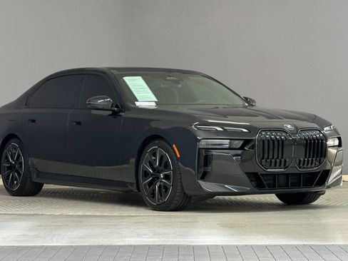 Used 2025 BMW 740i w/ Premium Package image 7