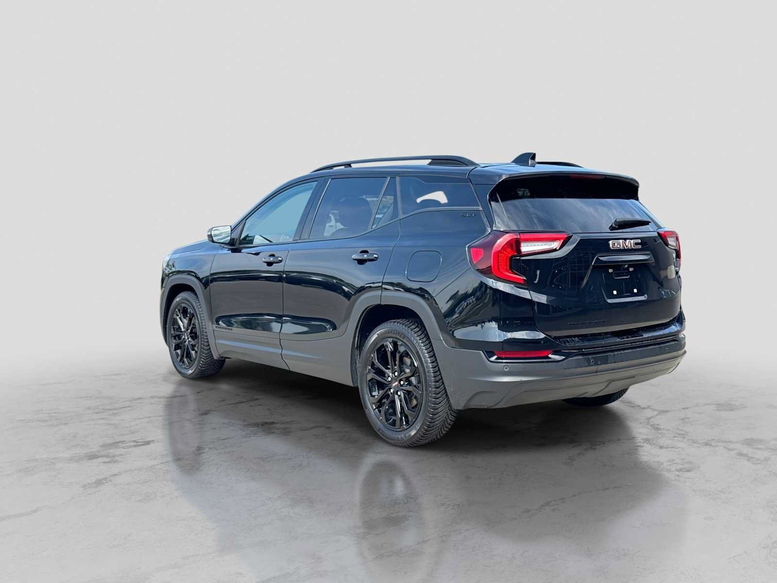 Used 2022 GMC Terrain SLT w/ Tech Package FWD image 4