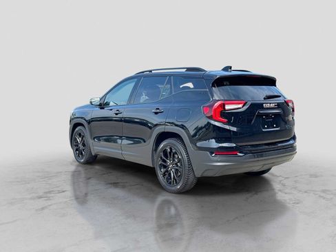 Used 2022 GMC Terrain SLT w/ Tech Package FWD image 4