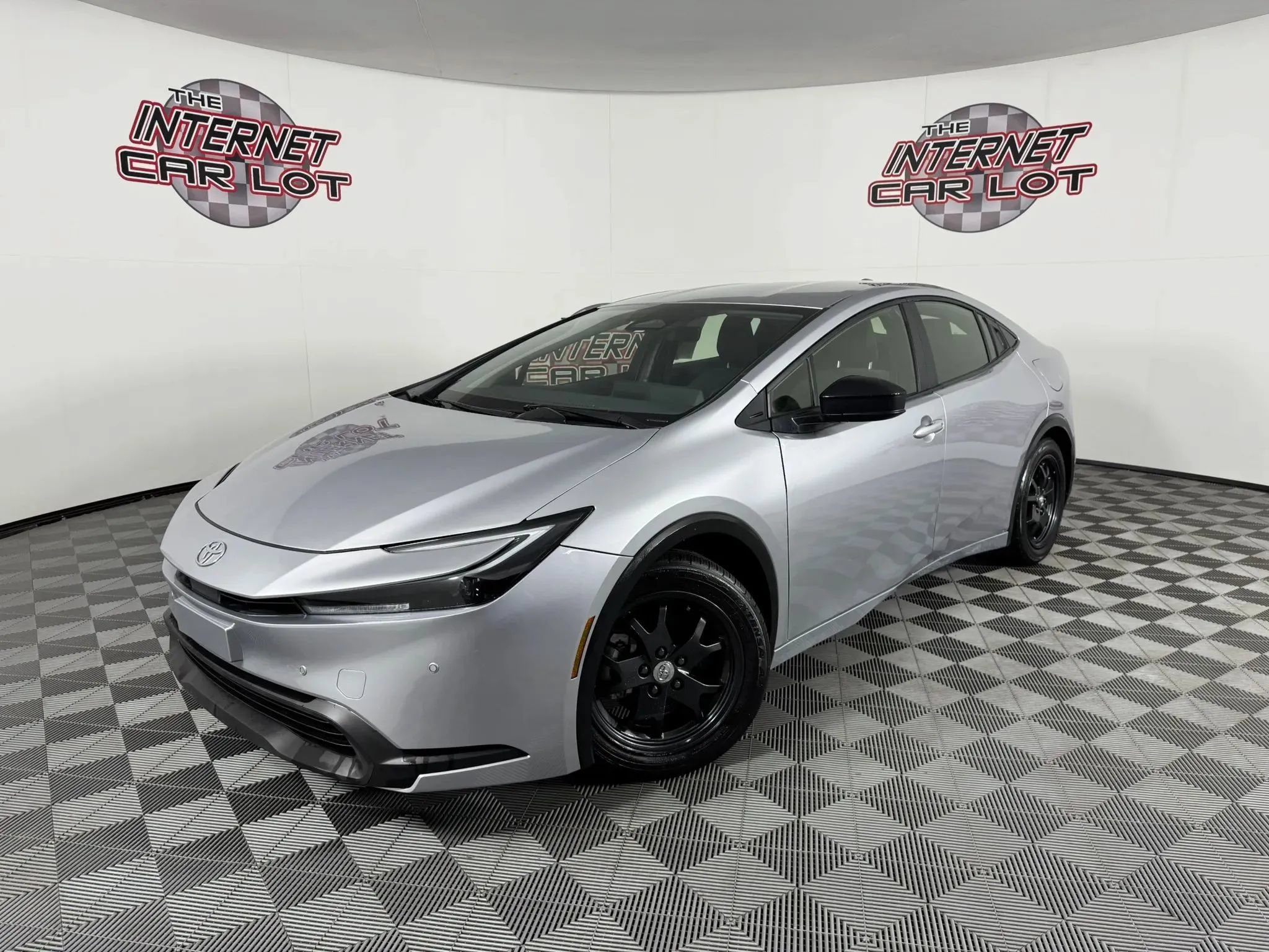 Used 2025 Toyota Prius LE AWD/4WD image 1
