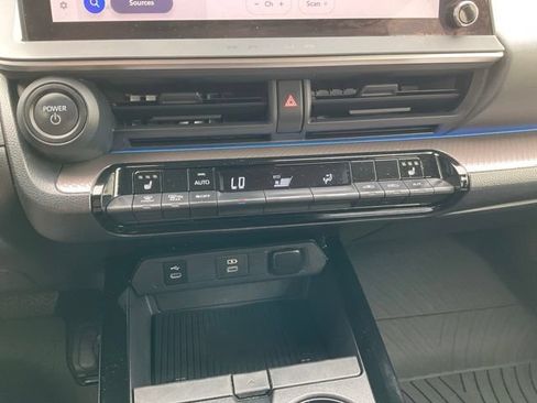 Used 2023 Toyota Prius XLE FWD image 7