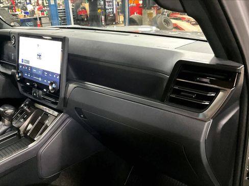 Used 2024 Lexus GX 550 w/ Accessory Package (Z1) image 18