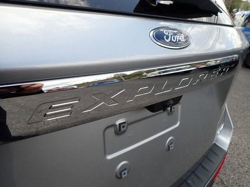 Used 2022 Ford Explorer XLT AWD/4WD image 7
