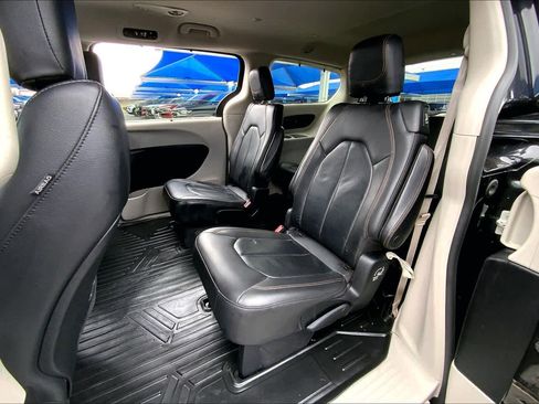 Used 2019 Chrysler Pacifica Touring-L image 20