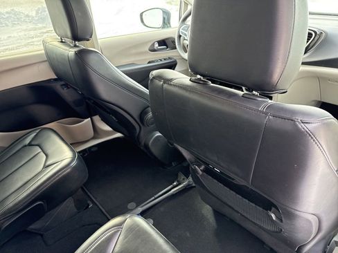 Used 2024 Chrysler Pacifica Touring-L image 24