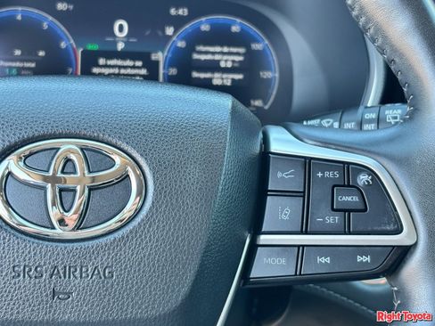 Certified 2024 Toyota Highlander Limited FWD image 23