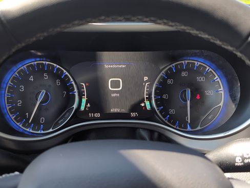 Used 2024 Chrysler Pacifica Touring-L image 21