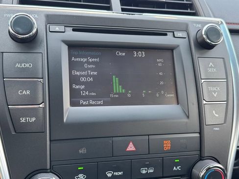 Used 2015 Toyota Camry SE w/ Moonroof Package FWD image 19