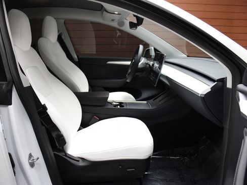 Used 2022 Tesla Model Y Long Range image 18