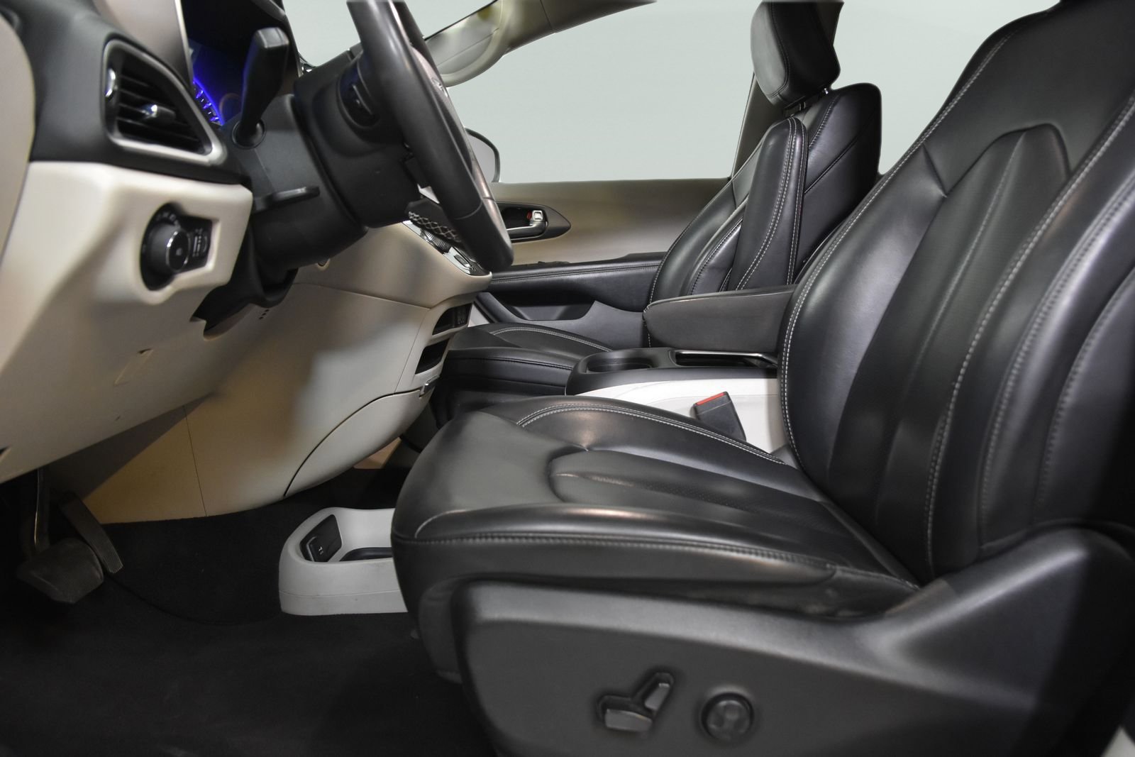 Used 2023 Chrysler Pacifica Touring-L FWD image 12