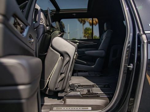 Used 2021 Cadillac Escalade ESV Premium Luxury w/ Driver Assist Tech Package AWD/4WD image 33
