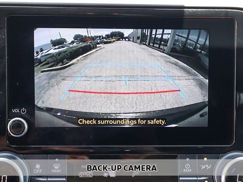 Used 2024 Toyota Highlander LE image 5