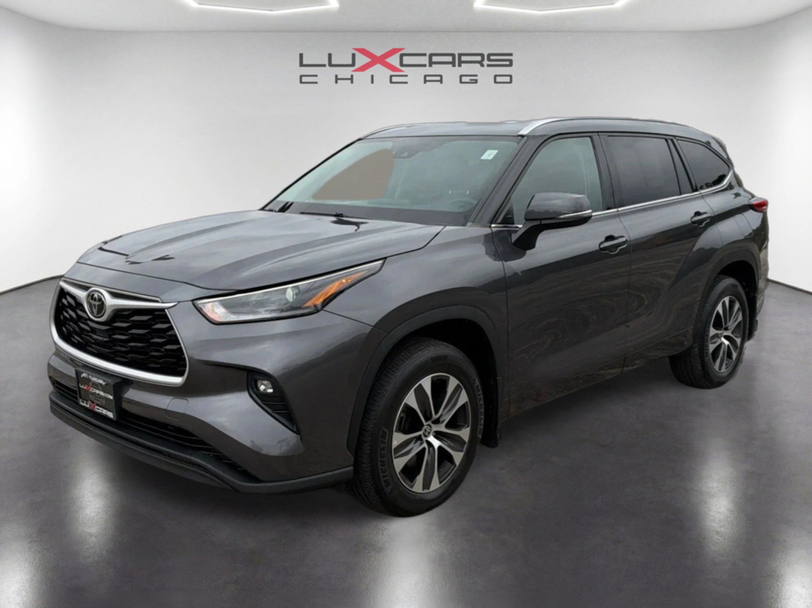 Used 2021 Toyota Highlander XLE AWD/4WD image 2