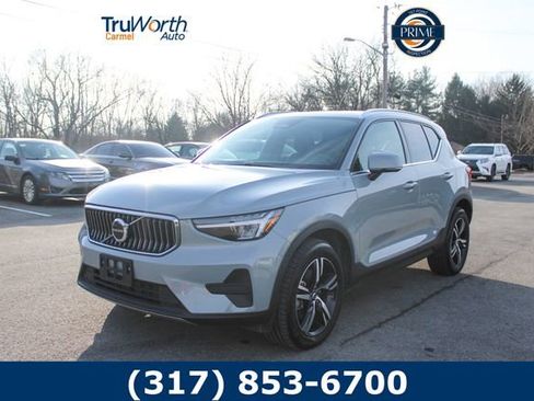 Used 2025 Volvo XC40 B5 Core image 1