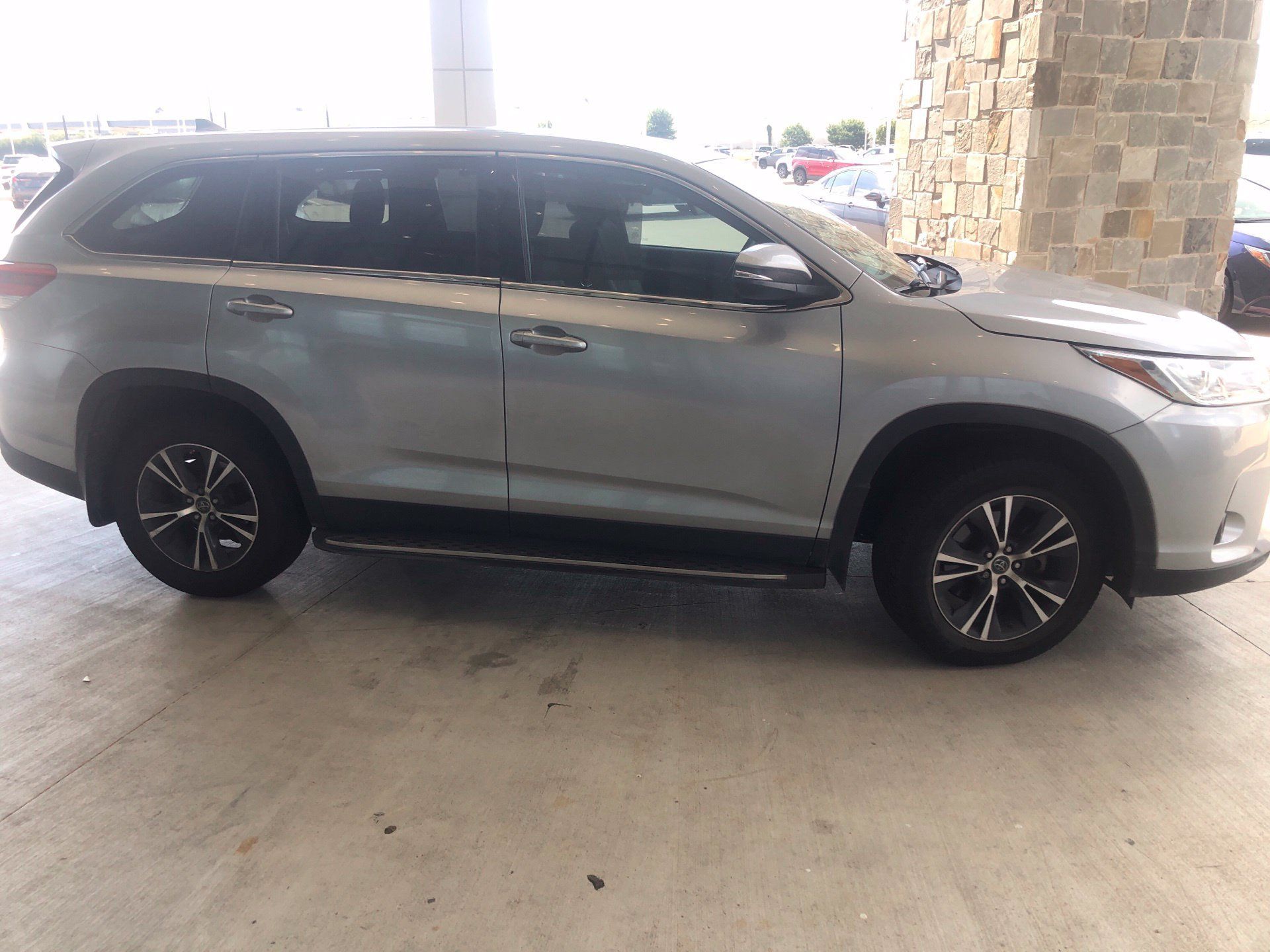 Used 2019 Toyota Highlander Plus FWD image 3
