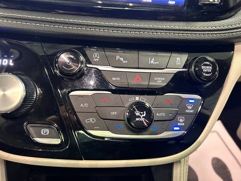 Used 2024 Chrysler Pacifica Limited FWD image 19