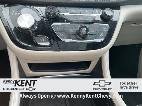 Used 2024 Chrysler Pacifica Limited image 36