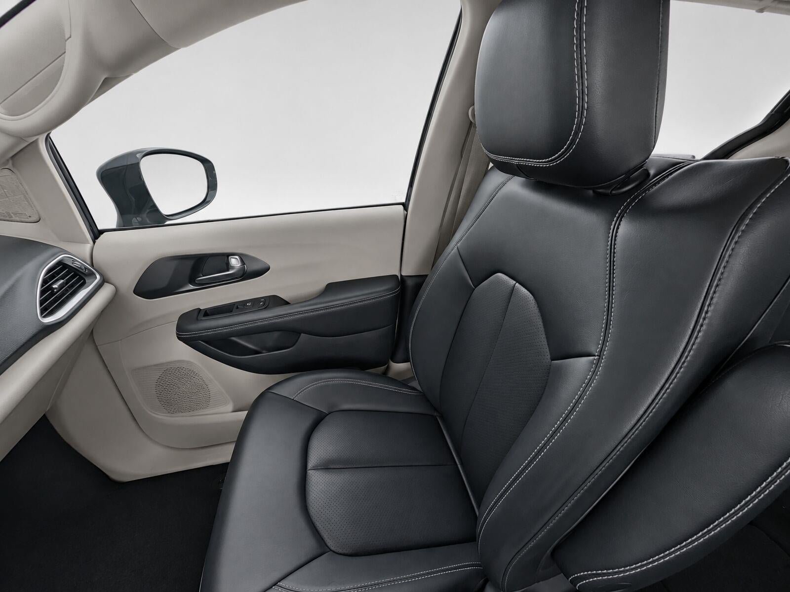 Used 2024 Chrysler Pacifica Touring-L FWD image 23