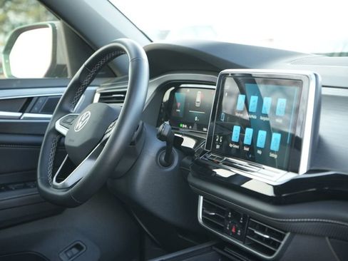 Used 2025 Volkswagen Atlas Cross Sport SE image 13