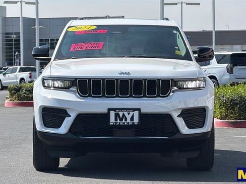 Used 2024 Jeep Grand Cherokee Laredo X RWD image 9