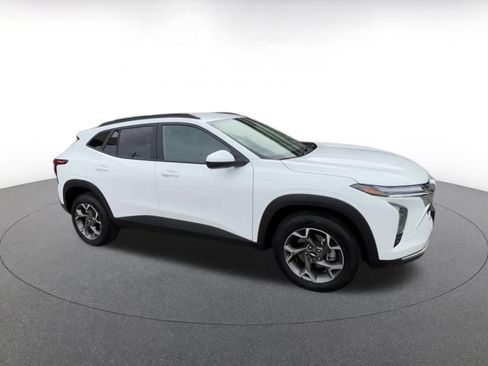 Used 2025 Chevrolet Trax LT image 2