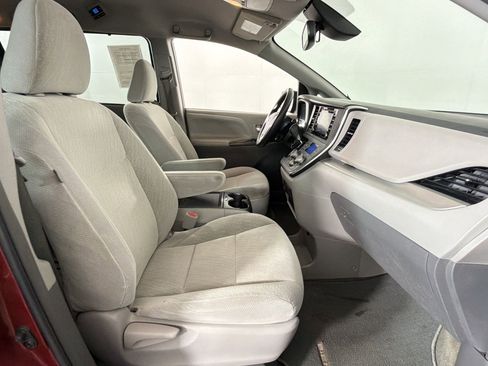 Used 2018 Toyota Sienna LE FWD image 27