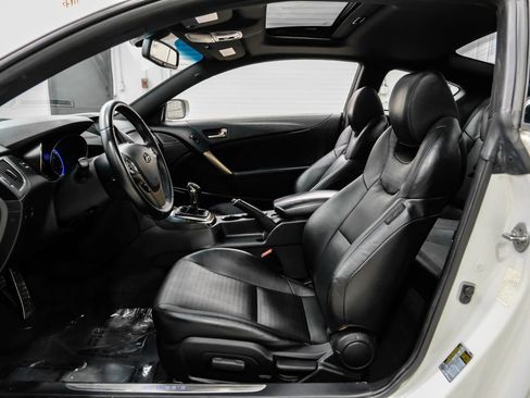Used 2013 Hyundai Genesis 3.8 image 15