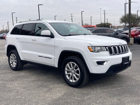 Used 2021 Jeep Grand Cherokee Laredo image 3
