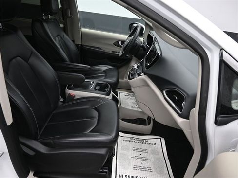 Used 2023 Chrysler Pacifica Touring-L image 6