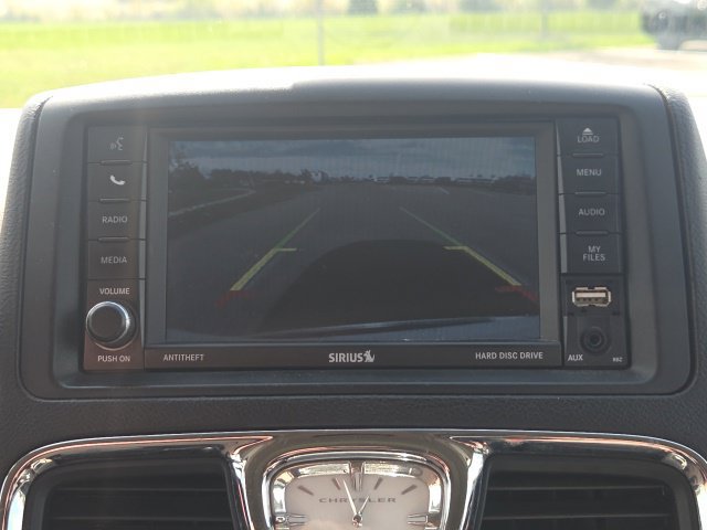 Used 2016 Chrysler Town & Country Touring FWD image 32