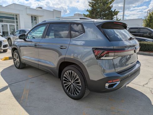 New 2026 Volkswagen Taos SE FWD image 6