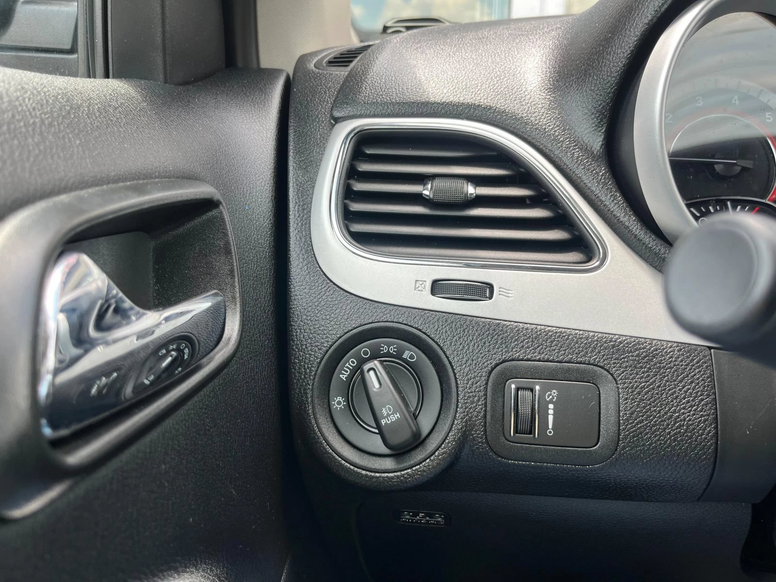 Used 2019 Dodge Journey SE w/ Connectivity Group FWD image 12