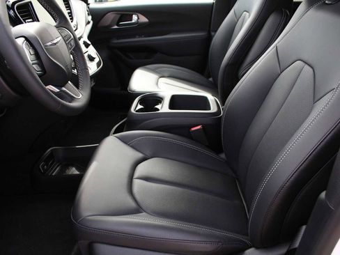 New 2025 Chrysler Pacifica Select AWD/4WD image 25