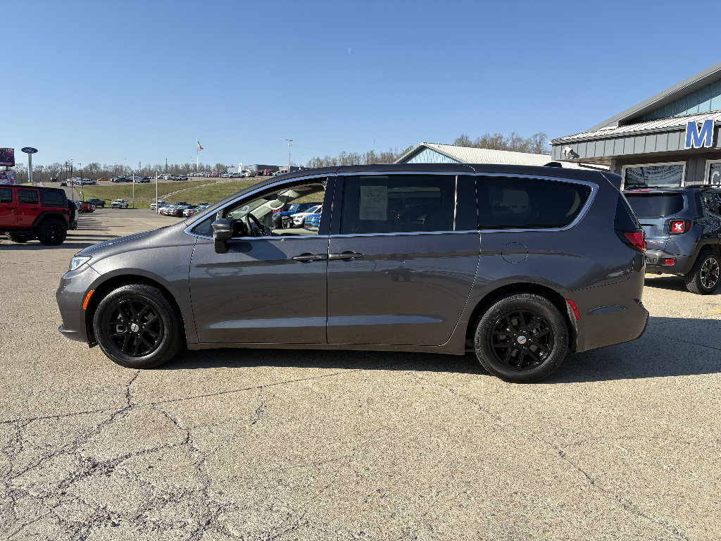 Used 2023 Chrysler Pacifica Touring-L FWD image 2