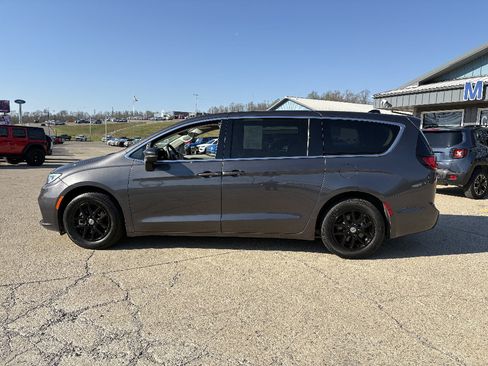 Used 2023 Chrysler Pacifica Touring-L FWD image 2