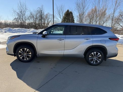 Certified 2023 Toyota Highlander XLE image 2