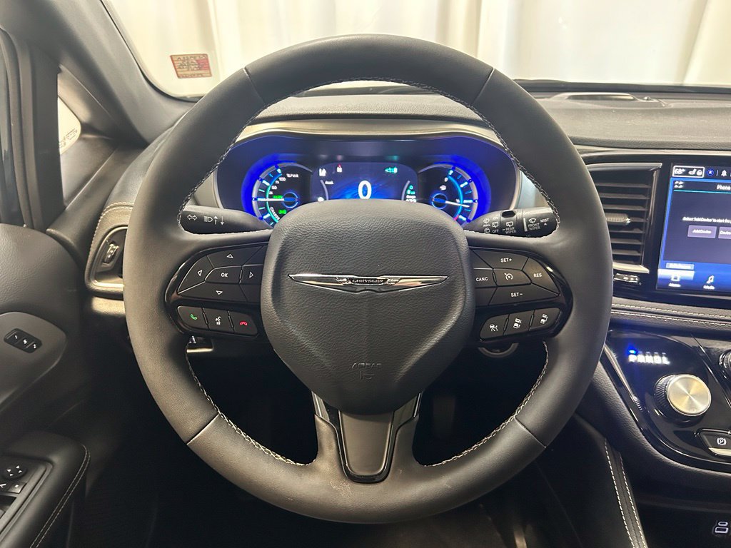 Used 2025 Chrysler Pacifica Premium FWD image 16