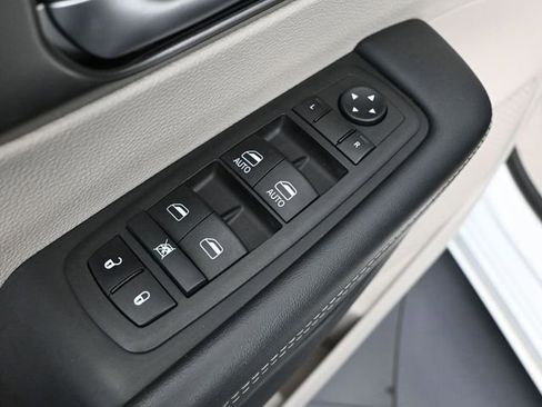 Used 2023 Chrysler Pacifica Touring-L image 19