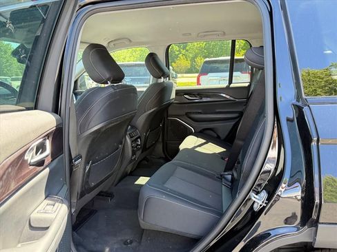 Used 2022 Jeep Grand Cherokee Laredo w/ Luxury Tech Group I RWD image 13