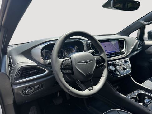 Used 2025 Chrysler Pacifica Limited FWD image 11