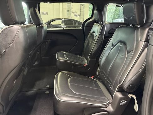 Used 2025 Chrysler Pacifica Limited FWD image 16