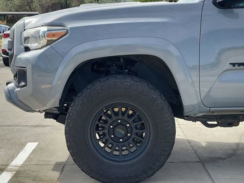 Used 2019 Toyota Tacoma TRD Sport image 39